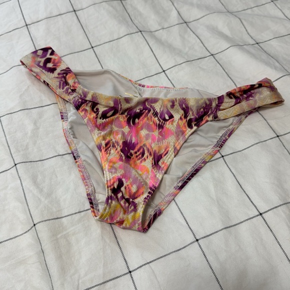 Victoria’s Secret bikini - Picture 2 of 2